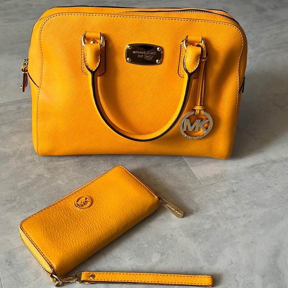 Michael Kors   NWOT   Vibrant goldenrod color Satchel/ crossbody strap & Wallet - Picture 1 of 16